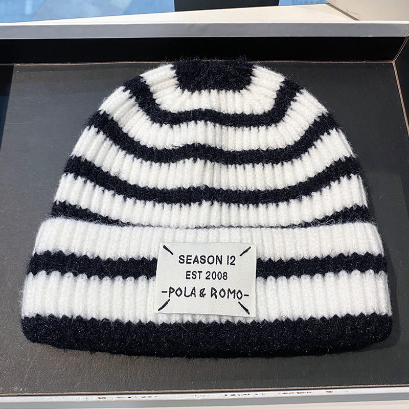 H00021 Schwarz-weiß gestreifte Strickmütze aus Baumwolle