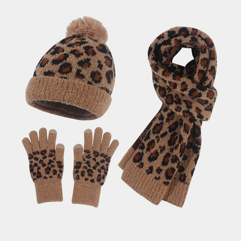 H00030 Strickanzug mit Leopardenmuster, Mütze, Schal, Handschuh