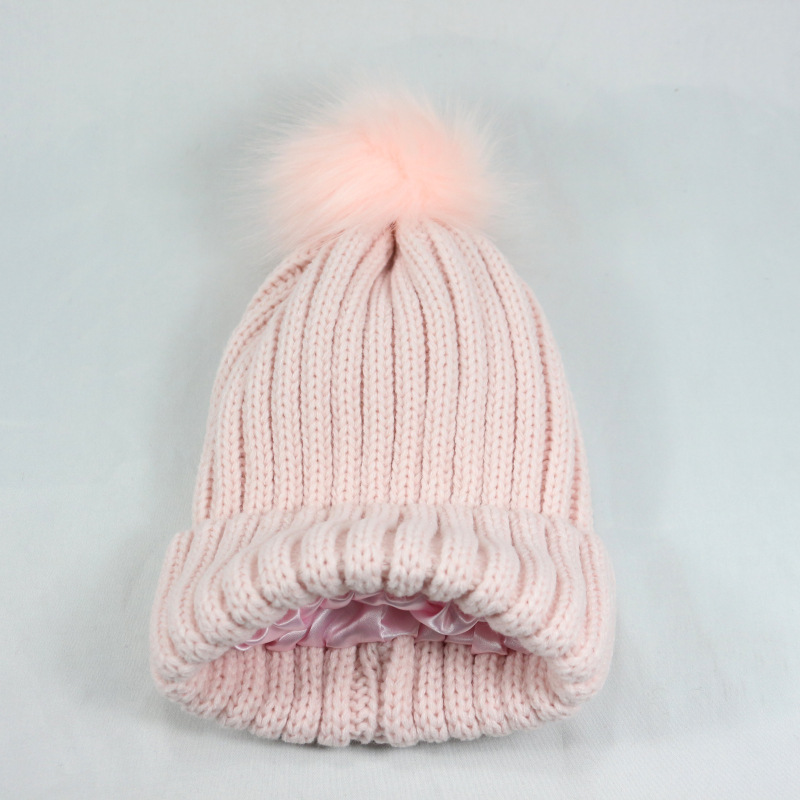 H00026 Gestrickte Bommelmütze mit Satinfutter und dicken Streifen