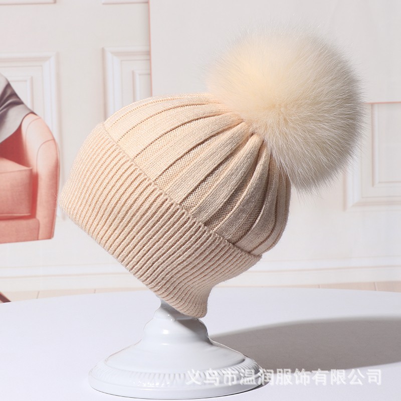 H00037 Gestrickte Bommelmütze aus Kaninchenwolle mit dicken und dünnen Streifen
