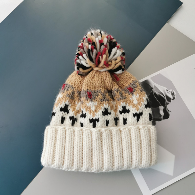H00050 Schöne warme Strickmütze aus buntem Jacquard mit Haarball