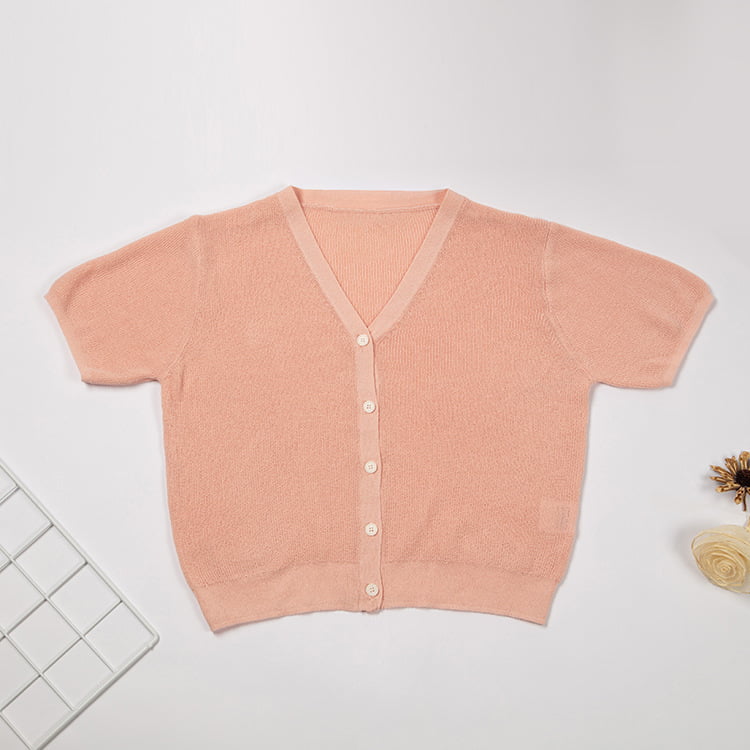 SM-K0046 Kurze, schmal geschnittene, kurzärmlige Strickjacke aus geknöpftem Eisleinen mit V-Ausschnitt SM-K0046 Kurze, schmal geschnittene, kurzärmlige Strickjacke aus geknöpftem Eisleinen mit V-Ausschnitt