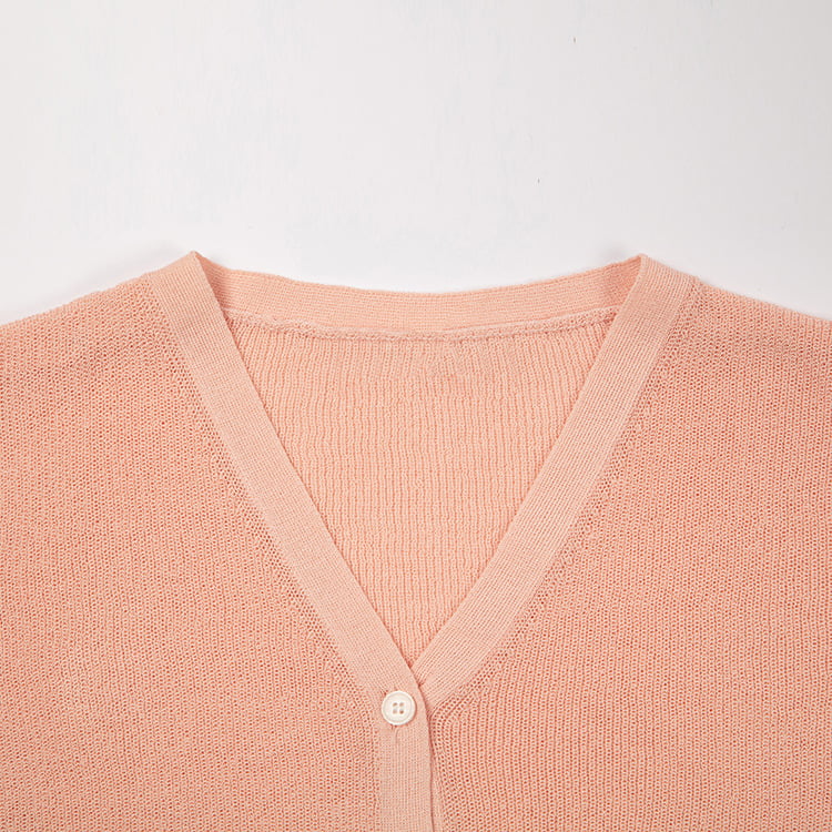 SM-K0046 Kurze, schmal geschnittene, kurzärmlige Strickjacke aus geknöpftem Eisleinen mit V-Ausschnitt SM-K0046 Kurze, schmal geschnittene, kurzärmlige Strickjacke aus geknöpftem Eisleinen mit V-Ausschnitt