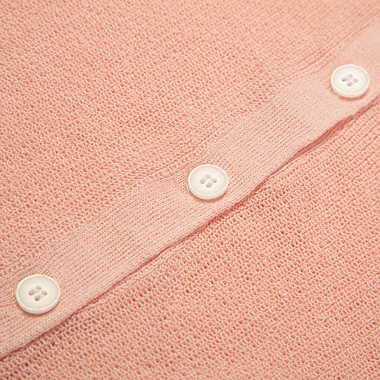 SM-K0046 Kurze, schmal geschnittene, kurzärmlige Strickjacke aus geknöpftem Eisleinen mit V-Ausschnitt SM-K0046 Kurze, schmal geschnittene, kurzärmlige Strickjacke aus geknöpftem Eisleinen mit V-Ausschnitt