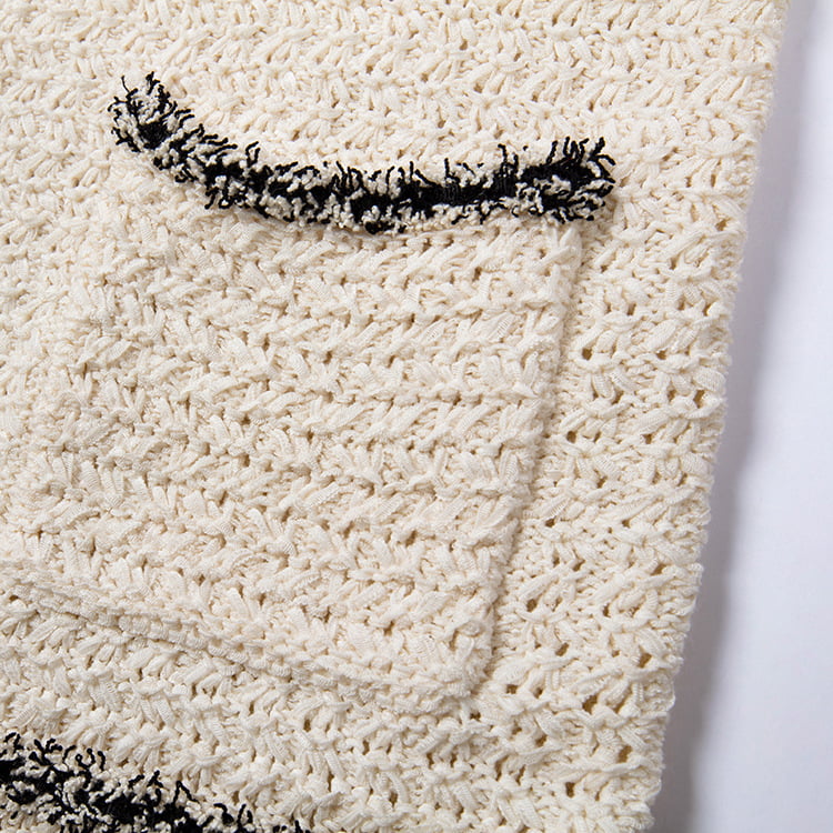 SM-K0049 Strickjacke in Kontrastfarbe mit Rundhalsausschnitt und kleinen, duftenden Fransen SM-K0049 Strickjacke in Kontrastfarbe mit Rundhalsausschnitt und kleinen, duftenden Fransen