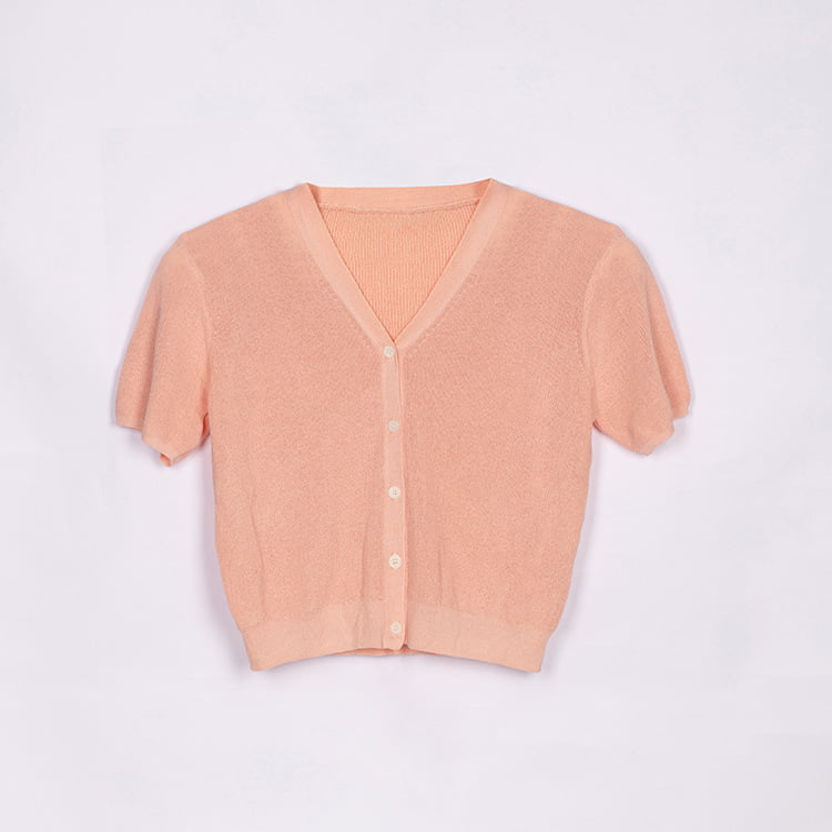 SM-K0046 Kurze, schmal geschnittene, kurzärmlige Strickjacke aus geknöpftem Eisleinen mit V-Ausschnitt SM-K0046 Kurze, schmal geschnittene, kurzärmlige Strickjacke aus geknöpftem Eisleinen mit V-Ausschnitt