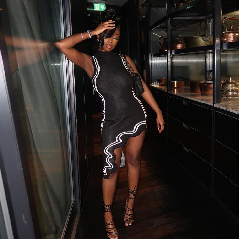 SM-K0079 Ärmelloses asymmetrisches Strickkleid mit Rundhalsausschnitt und unregelmäßigen Streifen SM-K0079 Ärmelloses asymmetrisches Strickkleid mit Rundhalsausschnitt und unregelmäßigen Streifen