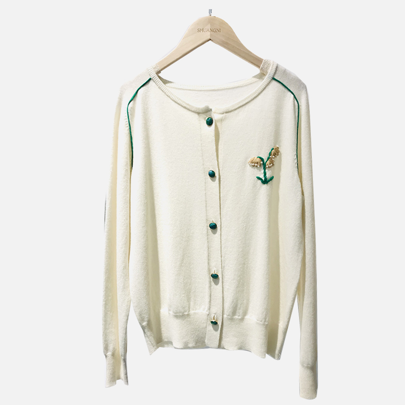 SNS076 Weiße Strickjacke mit kleinem gelben Blumenmuster im College-Stil mit Rundhalsausschnitt